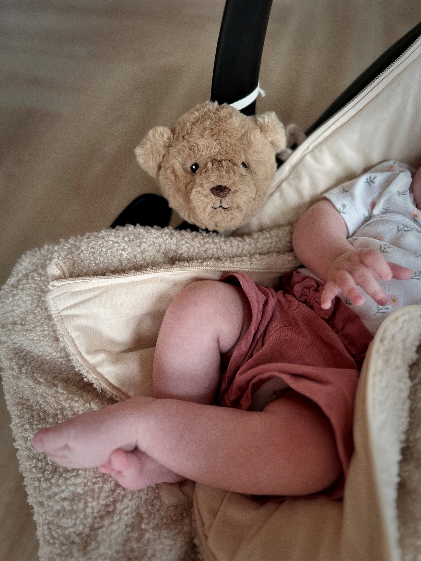 Herzschlag Kuscheltier „Lou“ braun für unterwegs